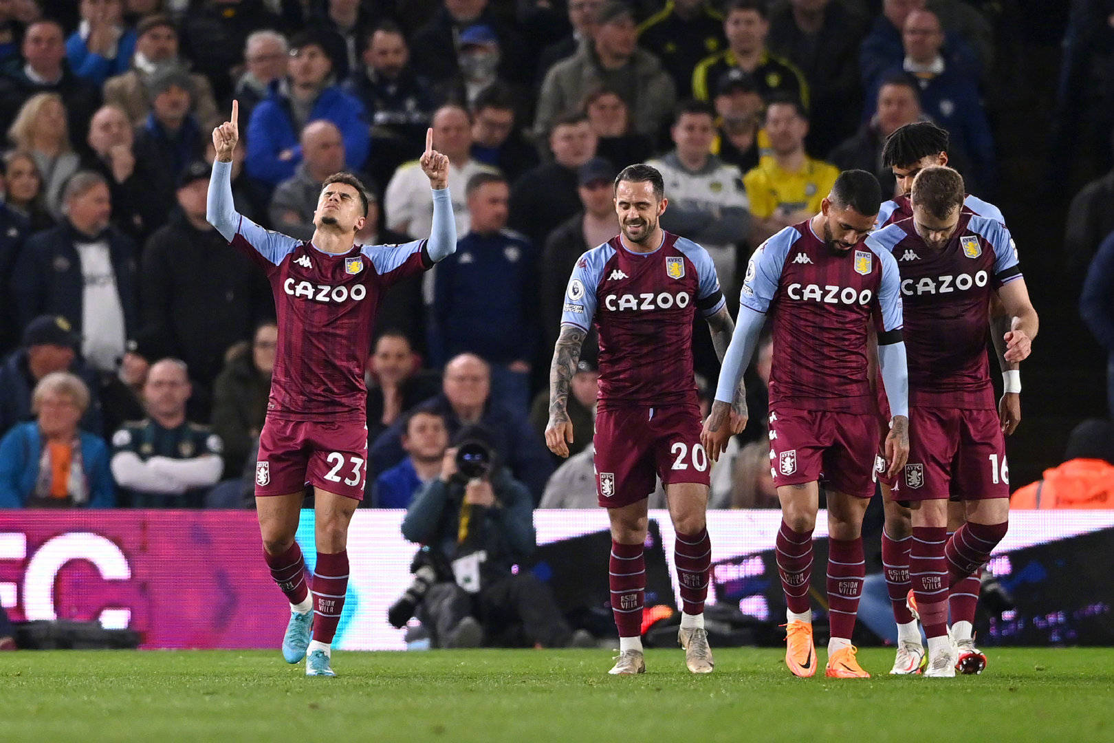 暂停期间，莎莎突然脱下小黄衣扔到椅背上，后面的德华显得有点不知所措！.