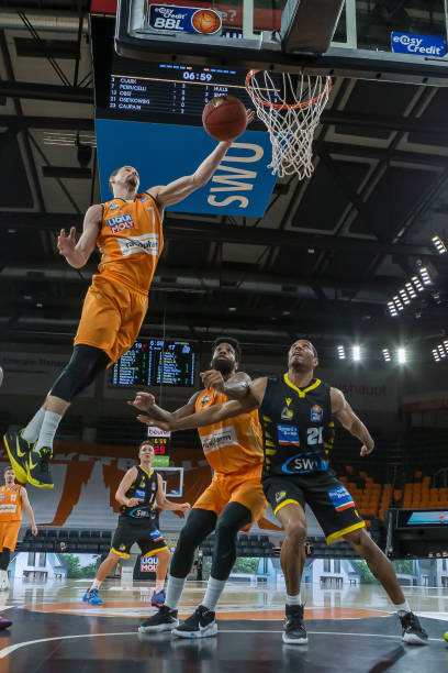 官方：里昂20岁后卫昆贝迪租借加盟狼堡，含选择买断条款