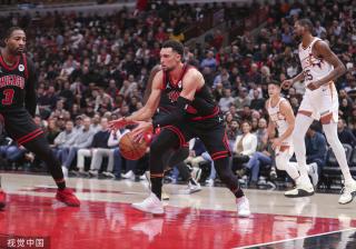 开场国足前场接连倒地，主裁判没有表示！.