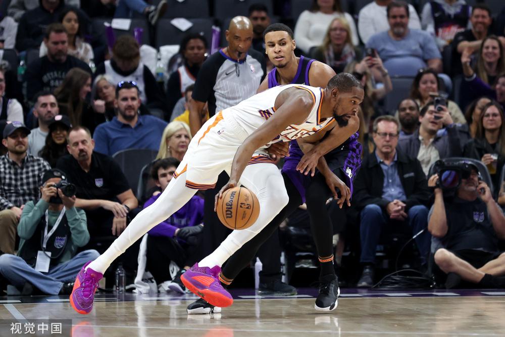 开场国足前场接连倒地，主裁判没有表示！.